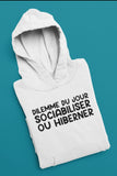 T-Shirt pour homme dilemme du jour sociabiliser ou hiberner humour